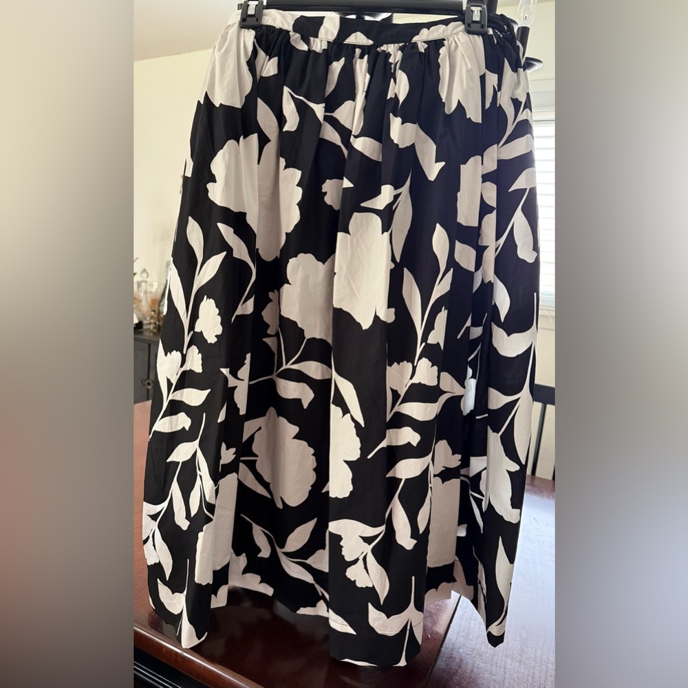 Gorgeous kate spade Black and White Floral Skirt like new